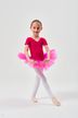 Ein junges Mädchen in einem rosa Ballett Trikot und Tutu posiert in einer Balletthaltung. 3