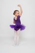 Junges Mädchen in einem lila Ballett Trikot und Tutu posiert in Balletthaltung. 4