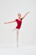 Eine Balletttänzerin in einem roten Ballett Trikot und weißen Strumpfhosen posiert auf einem Bein mit ausgestreckten Armen. 3