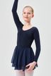 Junge Balletttänzerin in einem marineblauen Ballett Trikot und Rock posiert mit einem erhobenen Arm. 1