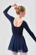 Eine Balletttänzerin in einem marineblauen Ballett Trikot und Rock posiert mit einem erhobenen Arm und zeigt eine ordentliche Duttfrisur. 2