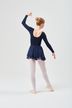 Eine Ballerina in einem marineblauen Ballett Trikot und Rock posiert mit dem Rücken zur Kamera. 4