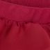 Nahaufnahme des Hosenbunds und des Stoffes einer roten Jogginghose oder Sporthose. 5
