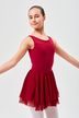 Junge Balletttänzerin in einem ärmellosen roten Ballett Trikot und Rock posiert mit ausgestreckten Armen. 1