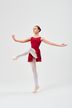 Balletttänzerin in einem roten Ballett Trikot und weißen Strumpfhosen balanciert auf einem Bein mit ausgestreckten Armen. 3