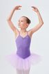 Junges Mädchen in einem lila Ballett Trikot und Tutu posiert mit erhobenen Armen in einer Ballettposition. 1