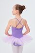 Ein junges Mädchen in einem lavendelfarbenen Ballett Trikot und Tutu steht mit den Händen in den Hüften und blickt von der Kamera weg. 2