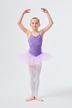 Eine junge Balletttänzerin in einem lavendelfarbenen Tutu posiert mit erhobenen Armen. 3
