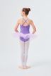 Eine junge Ballerina steht mit abgewandtem Gesicht da und trägt einen lila Ballett Trikotanzug 5