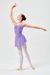 Eine Balletttänzerin in einem lavendelfarbenen Ballett Trikot und Rock posiert mit einem erhobenen Arm und dem anderen zur Seite ausgestreckt. 3