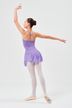 Eine Ballerina in einem lila Ballett Trikot und weißen Strumpfhosen posiert mit erhobenem Arm 4