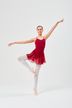 Eine Balletttänzerin in einem roten Kleid posiert auf einem Bein mit ausgestreckten Armen. 3