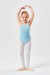 Ein junges Mädchen in einem blauen Ballettbody und weißen Strumpfhosen posiert in einer Ballettposition. 3