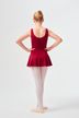 Eine Balletttänzerin steht mit abgewandtem Gesicht auf weißem Hintergrund und trägt einen roten Ballett Trikotanzug 4