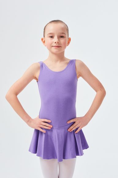 Junges Mädchen in einem lavendelfarbenen Ballett Trikot