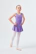 Ein junges Mädchen in einem lavendelfarbenen Ballett Trikot und weißen Strumpfhosen posiert in einer Balletthaltung. 3