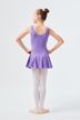 Ein junges Mädchen in einem lila Ballett Trikot 4