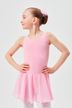 Ein junges Mädchen in einem rosa Ballett Trikot und Rock steht mit den Händen in den Hüften und blickt zur Seite. 1