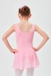 Ein junges Mädchen in einem rosa Ballett-Outfit steht mit den Händen in den Hüften und blickt von der Kamera weg. 2