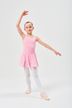 Ein junges Mädchen in einem rosa Ballett Trikot und Tutu posiert in einer Balletthaltung. 3