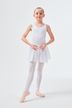 Ein junges Mädchen in einem weißen Ballett-Outfit steht in erster Position mit ausgestreckten Armen. 3