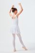 Junges Mädchen in einem weißen Ballett-Outfit posiert in einer Tanzposition. 4
