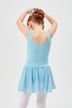 Kleines Kind in blauem Ballett Trikot und Rock mit abgewandtem Gesicht 2