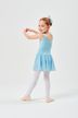 Junges Mädchen in einem blauen Ballett-Outfit posiert in einer Tanzposition. 4