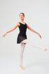 Eine Balletttänzerin in einem schwarzen Ballett Trikot und weißen Strumpfhosen führt eine Pose mit einem angehobenen Bein und ausgestreckten Armen aus. 2