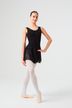 Eine Balletttänzerin posiert in einem schwarzen Ballett Trikot 3