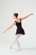 Eine Balletttänzerin in einem schwarzen Ballett Trikot und weißen Strumpfhosen posiert. 4