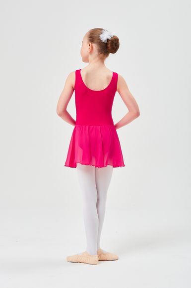 Junge Balletttänzerin in einem rosa Kleid