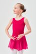 Ein junges Mädchen in einem leuchtend rosa Ballettkleid posiert mit gerundeten Armen und leicht zur Seite geneigt. 1