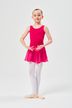 Ein junges Mädchen in einem rosa Ballett Trikot und weißen Strumpfhosen steht in einer Ballettposition. 3