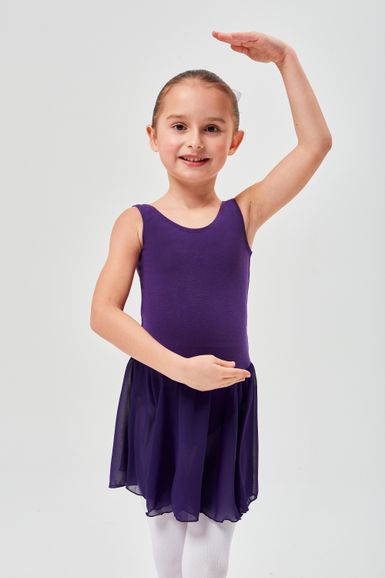 Junges Mädchen in einem lila Ballett Trikot und Rock posiert in einer Ballettposition.