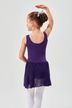 Ein junges Mädchen in einem lila Ballett Trikot und Rock posiert mit einem erhobenen Arm und dem Rücken zur Kamera. 2