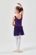 Ein junges Mädchen in einem lila Ballett Trikot und weißen Strumpfhosen posiert in Ballettposition. 3
