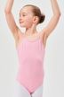 Ein junges Mädchen in einem rosa Ballettbody und weißen Strumpfhosen posiert mit erhobenen Armen und blickt zur Seite. 1