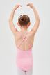 Ein Kind in einem rosa Ballettbody und weißen Strumpfhosen steht mit erhobenen Armen da 2