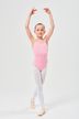 Ein kleines Kind in einem rosa Ballettbody und weißen Strumpfhosen posiert in einer Ballettposition. 4