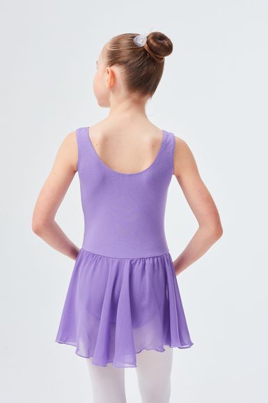 Ein junges Mädchen in einem lila Ballett Trikot und Ballettrock steht mit dem Rücken zur Kamera