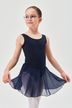 Ein junges Mädchen trägt einen marineblauen Ballett Trikotanzug und Rock und posiert mit ausgestreckten Armen. 1