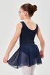 Ein Mädchen in einem marineblauen Ballett Trikot mit einem transparenten Rock steht mit dem Rücken zu mir und blickt leicht nach links. 2