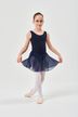Ein junges Mädchen in einem marineblauen Ballett Trikot 3