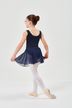 Ein junges Mädchen in einem marineblauen Ballett Trikot und weißen Strumpfhosen steht in einer Ballettpose mit dem Rücken zur Kamera. 4