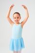 Ein junges Mädchen in einem hellblauen Ballett Trikot und Rock steht mit erhobenen Armen in einer Ballettpose. 1