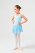 Junges Mädchen in hellblauem Ballett Trikot und Rock steht mit den Händen in den Hüften und trägt Ballettschuhe und Strumpfhosen. 3