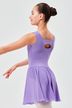 Ein Mädchen in einem lavendelfarbenen Ballettkleid steht in einer Tanzpose mit ausgestreckten Armen und einem ordentlichen Dutt im Haar. 2