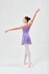 Eine Balletttänzerin in einem lila Ballett Trikot und Rock posiert auf Spitze mit erhobenen Armen und dem Rücken zur Kamera. 4