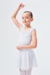 Ein junges Mädchen in einem weißen Ballett-Outfit steht mit erhobenem Arm da und posiert. 1